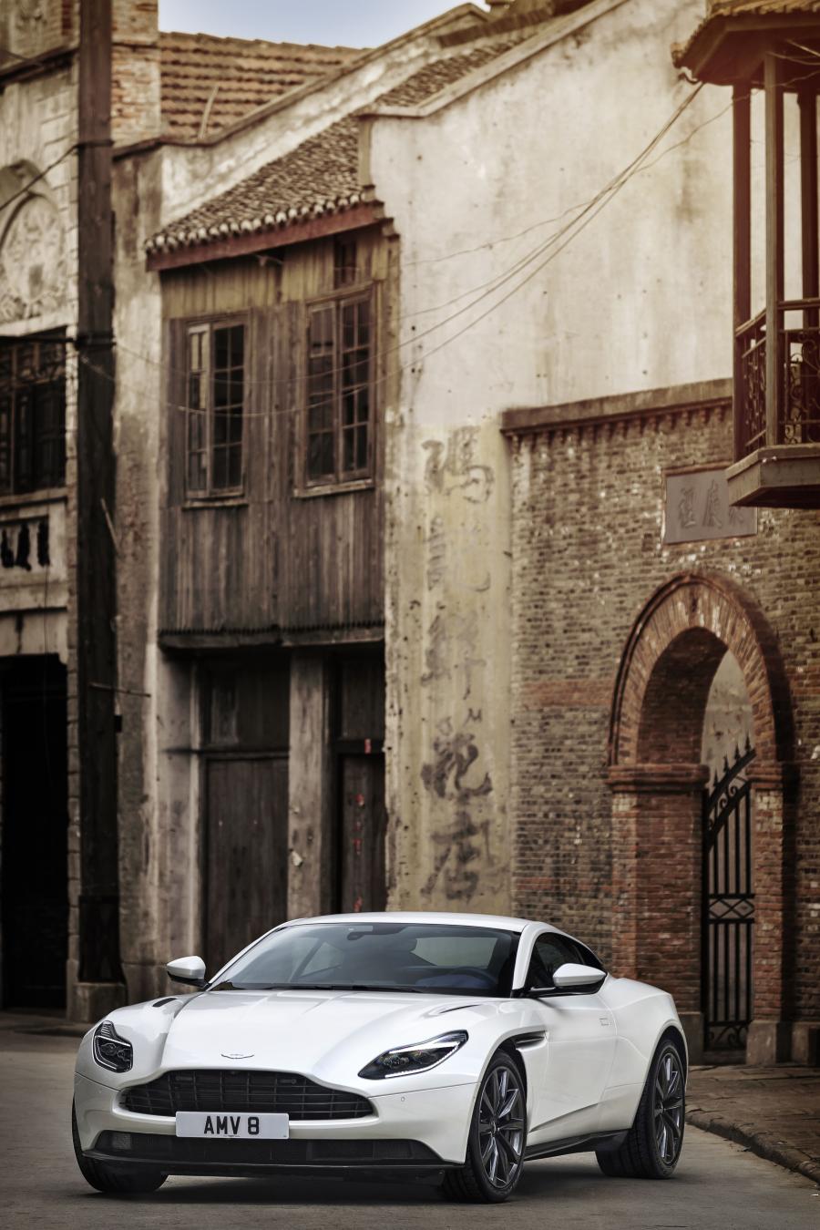 Aston Martin DB11 V8 2017 года  (WW) (фото 4 из 25)
